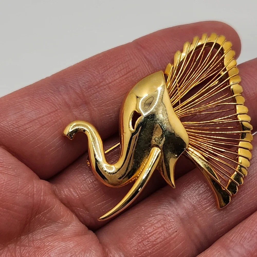 Vintage Elephant Brooch Set Gold Tone Rhinestone Crystal Animal Pins 2pc‎